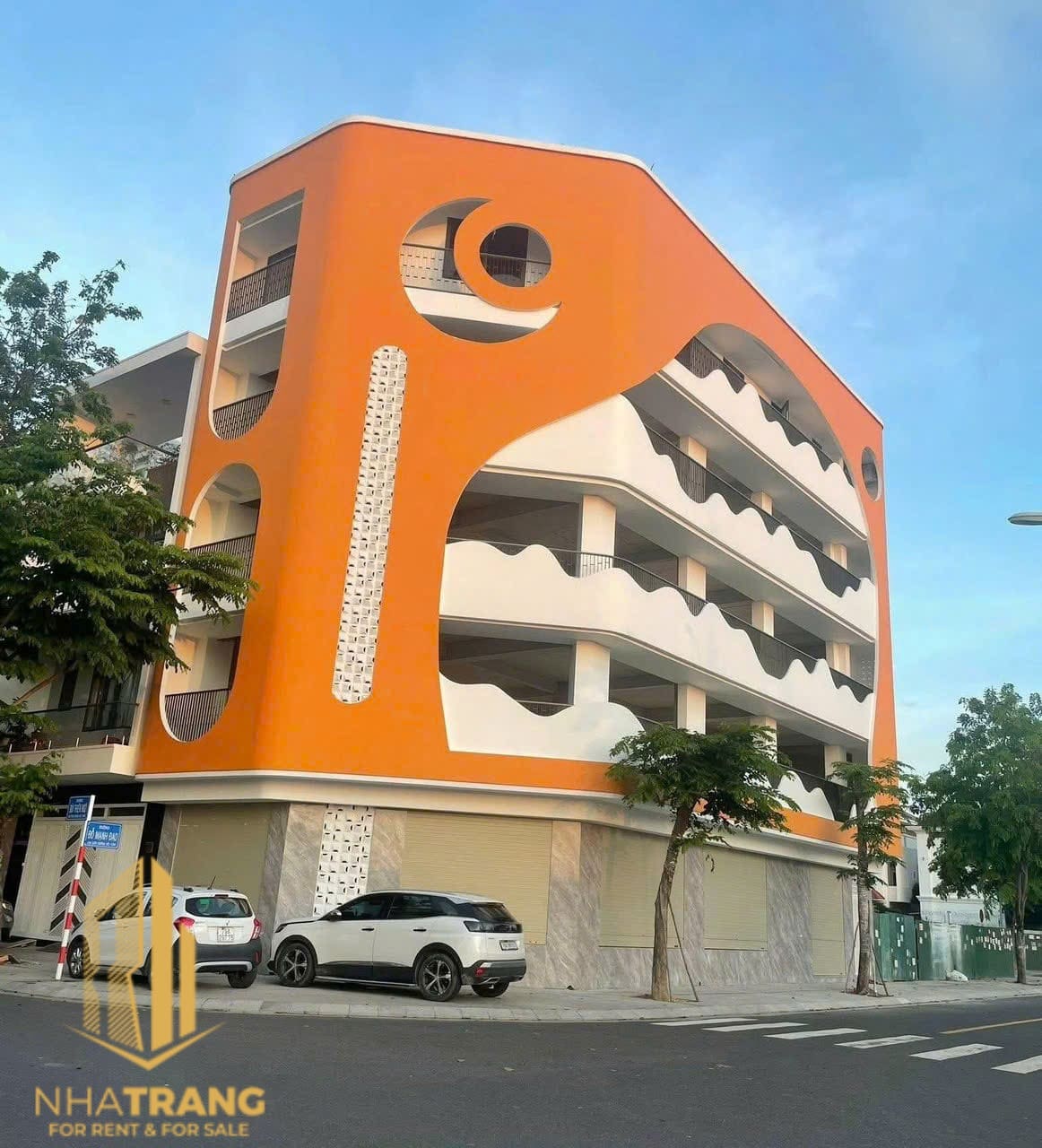 For Lease – Whole Corner House, 2 Street Fronts on Vanh Dai – C044