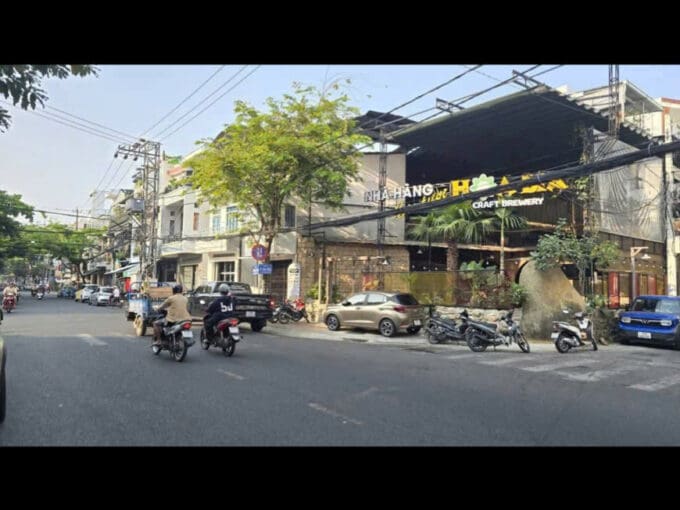 Corner retail space for lease – Prime location – C126